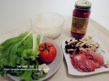 step1: 準備好<span class="group_1">食材</span>。麵粉加入1/2小茶匙的鹽混合後加入水拌均蓋上保鮮膜靜置15分鐘