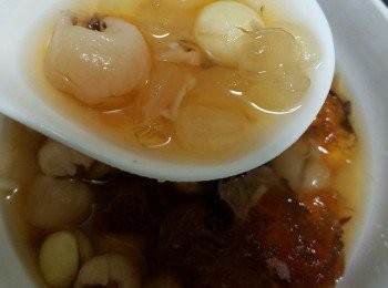 step4: 加水先煲蓮子、百合、紅棗、圓肉一小時
加入桃膠、 雪蓮子、冰糖再煲大約十五分鐘， 完成