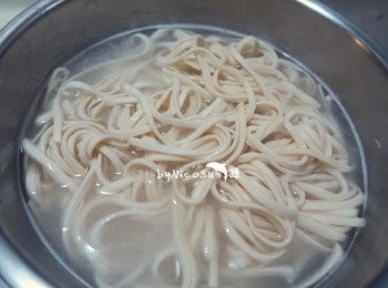 step1: 起一鍋滾水麵燙至3分熟備用