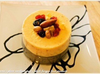 step4: 在黑木耳雪綿酪上擺放些許堅果與果乾，淋上焦糖醬便可。