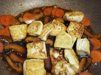 step3: 熱鑊下油放入冬菇片爆香，加入甘荀炒勻，倒入所有調味料(除了麻油),
加入豆腐輕手炒勻
