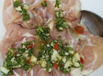 step2: 用一半醬汁同雞脾肉拌勻，醃30分鐘。