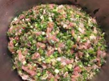 step1: 韭菜切末加入絞肉.青蔥末.薑末.醬油膏.塩.白胡椒.香油攪拌均勻即為內餡 取一水餃皮,邊緣可先拉一下讓皮大張一點比較好包,大約可包200顆