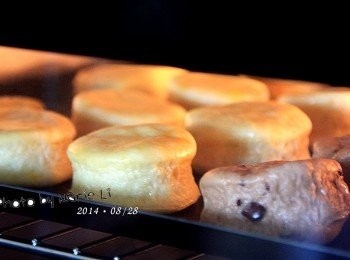 step8: 《烘王A+ HW-9988，預熱 上200度、下200度》

先將烤箱設定好

上火：         200度
下火：         200度
烤盤放置：      上層
烘焙時間：  約18分鐘

※ 每台烤箱的狀況皆不相同，請依自家烤箱的狀況做調整設定。

烤箱預熱好之後，在刷好蛋液的麵糰上噴點水
就可以將烤盤送進烤爐烘烤
烤至表面成為金黃漂亮的色澤之後就可以出爐了‧‧‧