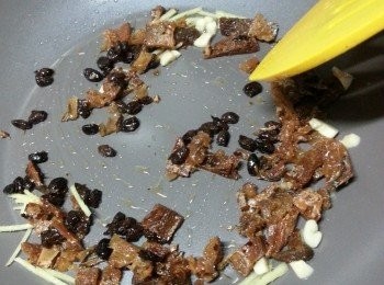 step4: 再落豆豉鯪魚爆香