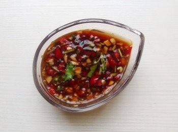 step2: 準備<span class="group_2">蒜蓉醬</span>:將蒜頭及辣椒都切碎,香菜或九層塔切末。將所有<span class="group_2">蒜蓉醬</span>材料都混合均勻即可。