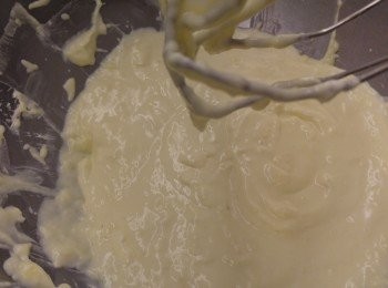 step6: 用電動攪拌器把忌廉芝士攪成cream之後, 加入榴槤乳酪cream再次攪混。