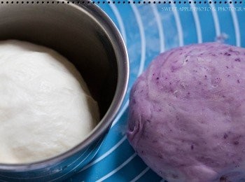 step2: 將剛剛混合好之麵糰 初期一分為二,一份繼續搓按、另一份則加上紫薯粉,