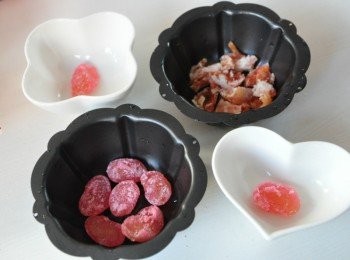 step5: 將大紅豆及桔餅隨意排列在模型中