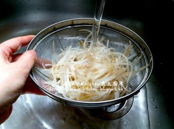 step3: 銀芽灼一灼後盛起用水沖一沖洗及瀝乾
