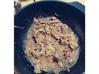 step5: 少許麻油和肉片一起拌炒.撒上白芝麻
