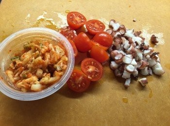 step2: 章魚切小粒；番茄切半；泡菜剪小塊。