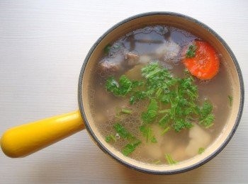 step4: 加入菱角一起煮滾,煮至菱角鬆軟時加入海鹽及香菜即可熄火。