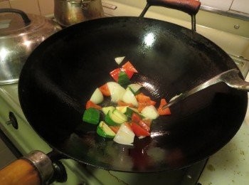step4: 按个人喜好炒香黄瓜，番茄，黄梨，青椒，洋葱（切块），