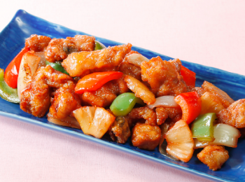 step9: 用中火先把洋蔥炒到軟身，加進青椒快炒幾下，加入糖醋同炒到糖醋開始變稠，再放入炸過的排骨同炒到糖醋完全附在排骨上，最後放入鳳梨拌勻即成。