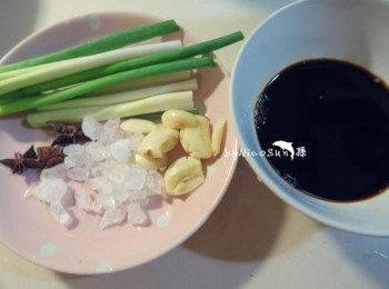 step2: 蔥切段.冰糖.八角.蒜頭.備用 醬油黃酒備用