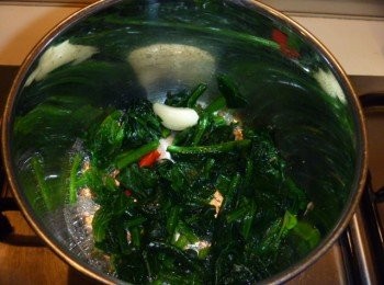 step3: 再煮滾,倒入昆布柴魚高湯跟鹽,收乾到8分時放入步驟1邊拌邊加熱煮至完全收乾即可.