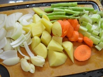 step3: 將所有材料2洗淨，切成適當的塊狀或小段，備用。