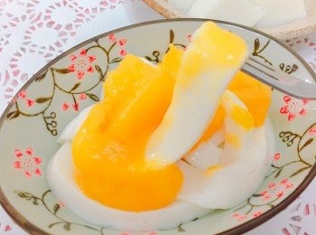 step1: 混合牛奶同椰漿，加入蒟蒻粉拌勻，開細火慢慢煮至冒煙，期間要不停攪拌，放入器皿，待涼後放雪櫃雪至凝固。隨後可切成河粉狀，或者粒狀。