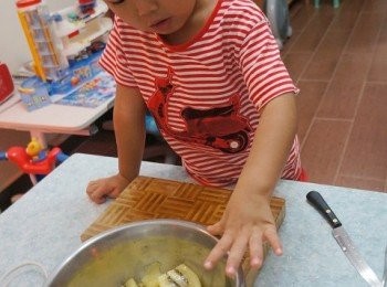 step1: 我先將啲金奇異果去皮切開一半，之後嘅功夫就交俾小小豬啦

~