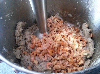 step7: 眉豆隔去水份,加入所有餡料,用攪拌機攪勻,(如不用攪拌機可將蝦米切碎,眉豆用义壓蓉)