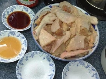 step2: 叫檔主事先將雞斬塊，洗淨，瀝乾水，加入調味料撈勻，醃30分鐘
