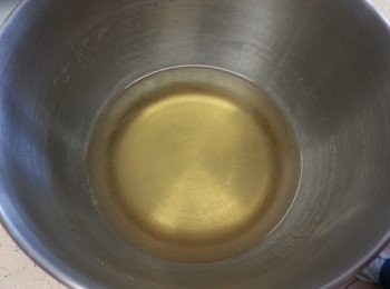 step5: 步驟二、用4oz水座溶魚膠粉。