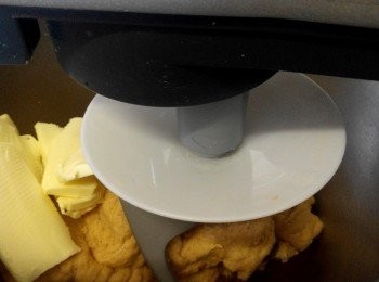 step2: 材料攪拌至成一麵團，放進牛油，繼續攪拌，成一光滑麵團 。直到有彈性不易破裂的薄膜。接近透明狀，將麵團等待第一次發酵雙倍大。