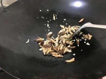 step3: 燒熱油鑊, 中大火先爆香蒜蓉, 快炒冬菇絲