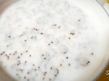 step1: 鍋子中加入 4匙水 , 把大燕麥片和奇亞籽加入煮滾 , 再煮約一分鐘 , 加入牛奶再煮滾