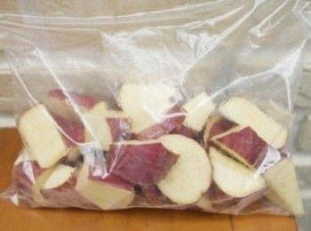 step1: 將地瓜洗淨擦乾水分切成塊狀~通通放進夾鏈袋裡加入沙拉油封起來..抓一抓讓它們均勻沾上油!!沾油的目的是讓烤的過程產生像油炸得酥脆口感^^