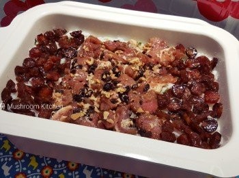 step2: 4. 飯煲至8成熟後，平鋪排骨及雙腸粒，再加蓋煮10分鐘(繼續MAX Mode)
5. 因為之前爆香臘腸有充份油份，飯焦形成後會跟深鍋完全分離， 完全不痴底的，開蓋檢查飯焦形成狀態