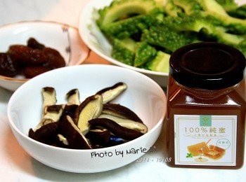 step1: 青苦瓜剖開去籽，把裡面白色組織刮除乾淨
切成條塊狀備用。

香菇先泡軟後切成條狀，備用。