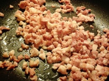 step2: 熱鍋將培根粒炒2分鐘，不用下油，培根粒會出油