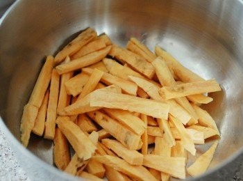 step1: 先將地瓜洗淨，去皮，抹乾水份，切成長條狀