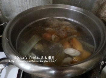 step5: 加入南瓜 , 竹庶 , 牛蒡及粟米鬚 , 粟米皮拌勻煲滾