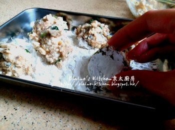 step5: 用手唧出魚球後再沾上薄薄的生粉
