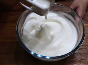 step4: 蛋白置於無油無水攪拌盆中，分次加入細砂糖， 打發成濕性蛋白霜 (可參考影片，完成蛋白霜拉起呈現微彎狀)