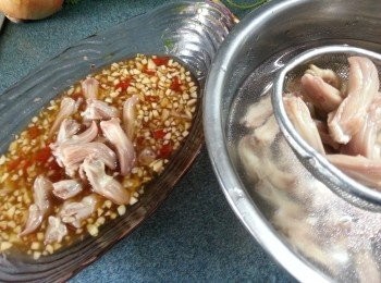 step5: 將已經浸凍的鴨舌隔去水份,加入汁料內拌勻,放入雪櫃雪凍即可(雪一晚會更入味)
