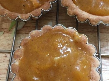 step5: 組合︰
甜柿餡醬倒入焗起的撻皮內，放入烤箱180度烘烤約15分鐘即成。