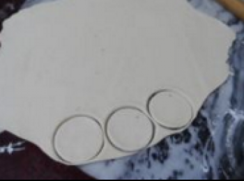 step3: 把麵團擀成片，工具壓出圓片，就跟餃子皮差不多。