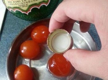 step6: 餡蛋黃材料:(可以不加咸蛋黃)
將咸蛋加玫瑰露酒 拌勻，放入焗爐，150C焗8分鐘，放涼後每個切開一半備用