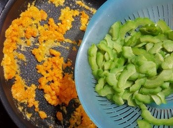 step10: 再加入苦瓜炒至苦瓜沾滿咸蛋黃即可