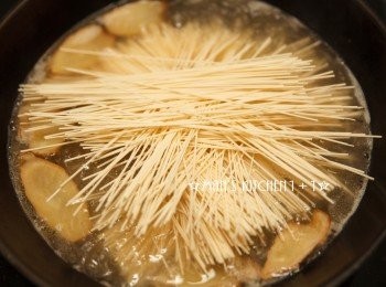 step3: 再來放入麵線煨煮。