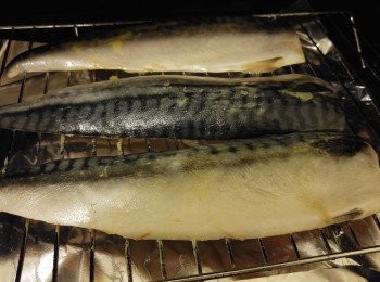 step1: 鯖魚洗淨抹乾撒上鹽,預熱焗爐200度。將魚塗上巳攤凍的牛油溶液,然後架需搽油後放魚。