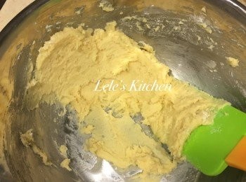 step3: 加入鹽、蛋，拌勻後再篩入低筋麵粉與泡打粉~
