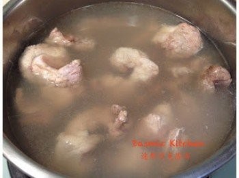 step2: 以中火煮滾一鍋水，將軟骨川燙約2分鐘，撈起、用清水沖洗乾淨