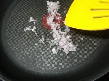 step3: 乾蔥頭切碎,用半湯匙起油鑊,慢火將蔥頭炒香