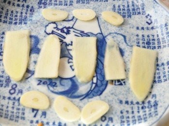 step2: 將薑片與蒜片鋪在盤底