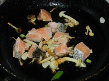 step4: 再加入鮭魚肉炒一下